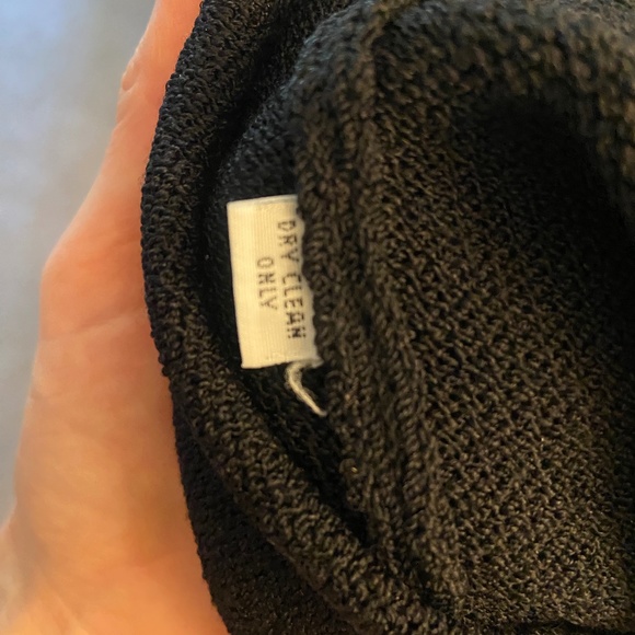 ST. JOHN immaculate like new sleeveless knit top S - Picture 4 of 4